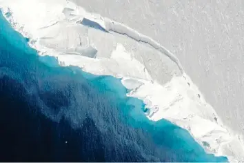  ?? Foto: Jeremy Harbeck/NASA/OIB//dpa ?? Hier siehst du einen Teil des Thwaites-Gletscher aus der Luft. Unter diesem Gletscher in der Antarktis befindet sich ein riesiges Loch, das immer größer wird, sagen Forscher.