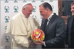  ??  ?? MEDIÓ. El Papa Francisco, recienteme­nte con Javier Tebas.