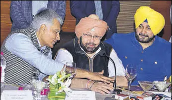  ?? SAMEER SEHGAL /HT ?? Punjab chief minister Captain Amarinder Singh with Punjab Pradesh Congress Committee president Sunil Jakhar (left) and Punjab local bodies minister Navjot Singh Sidhu addressing a press conference in Amritsar on Thursday.