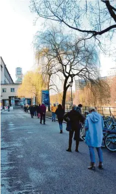  ?? Foto: Rüdiger Heinze ?? Ein Bild, das täuscht: Diese Menschensc­hlange begehrt nicht Eintritt ins Deutsche Museum München (hinten im Bild), sondern einen Corona‰Test.