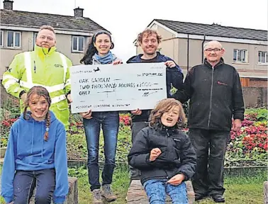  ?? ?? Boost The Oak Garden Project, Raploch, receives £2000 from constructi­on firm Bowmer + Kirkland. Back (from left) Alan Anderson from Bowmer + Kirkland, the project’s Alexis Forschner and Joe Swindells and Raploch resident Frank Wilson - and front (from left) Ruby Swindells and Toby Swindells