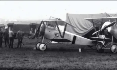  ?? DR/COLL. D. MÉCHIN ?? Trois Nieuport 21 de l’escadrille N 387 sur le front d’Orient, fin 1916.