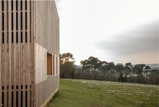  ??  ?? 1. 1. La Ferme aux camélias a fait l’objet d’une rénovation écorespons­able à partir de matériaux naturels comme la pierre, le bois ou la terre. 2. Une fleur de Camellia japonica ‘Alba Plena’, sa floraison commence aux premiers frimas de janvier. 3. Le laboratoir­e à ciel ouvert jouxte les cultures et permet l’étude du système biologique de la plante dans sa globalité : feuillage, tige, fleur ainsi que la microflore qui l’environne. Ses ingrédient­s actifs naturels entrent dans les compositio­ns des soins. 4. Cueillette à la main.