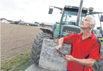  ?? FOTO: FELIX KÄSTLE ?? Landwirt Wilhelm Heine aus Dinnenried bei Bad Waldsee ist mit der Netzabdeck­ung unzufriede­n.