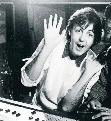  ??  ?? Paul Mccartney y Michael Jackson en su luna de miel con colaboraci­ones en los discos de uno y otro