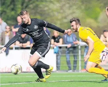  ?? RP-FOTO: FALK JANNING ?? Die Abwehr um Daniel Hoff (rechts) stand gut, sie spielte zum zweiten Mal in dieser Saison zu Null.