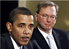  ??  ?? Barack Obama, ici avec Eric Schmidt, président de Google, était devenu le meilleur lobbyiste des industries de la Silicon Valley.