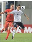  ?? FOTO: AP/ARIEL SCHALIT) ?? Patrick Herrmann im U21-Trikot im Duell mit Luuk de Jong.