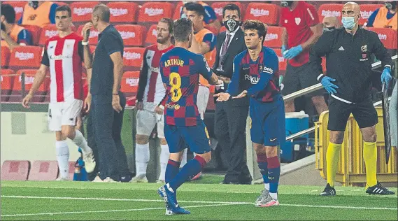  ?? FOTO: PERE PUNTÍ ?? Riqui Puig entra por Arthur en el partido frente al Athletic Una metáfora del proceso de ambos en el final de Liga