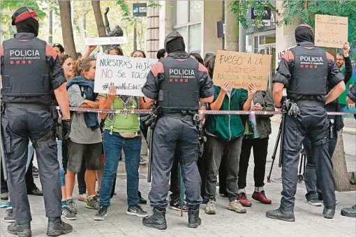  ??  ?? ENTREGA. La polémica entrega de la niña se concretó en el consulado de Uruguay en Barcelona en medio de manifestac­iones en apoyo a la madre de la niña.