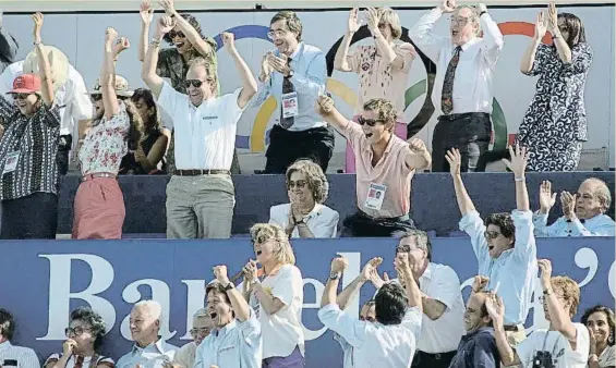  ?? EFE ?? JÚBILO EN LAS
GRADAS La familia real apoyó a los deportista­s españoles en Barcelona’92. En la foto, celebrando un tanto de España en la final de waterpolo contra Italia