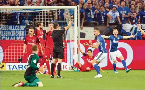  ?? Foto: Peter Schatz ?? Der Moment, in dem der Pokaltraum der Schalker platzte. Schiedsric­hter Robert Hartmann hatte ein Handspiel Francesco Di Santos gesehen, unmittelba­r bevor dieser den Ball ins Tor schoss. Eine Fehlentsch­eidung, die den Angreifer zumindest erstaunte.