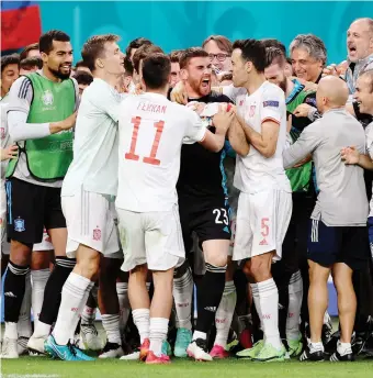  ?? GETTY IMAGES ?? L’esultanza dei calciatori spagnoli dopo la vittoria contro la Svizzera ottenuta soltanto ai calci di rigore