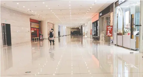 ?? PHOTOS: PETER A. STANLEIGH ?? The malls and subways in Wuxi, China, about 600 km from Wuhan, are almost devoid of people as most shops and businesses are closed.