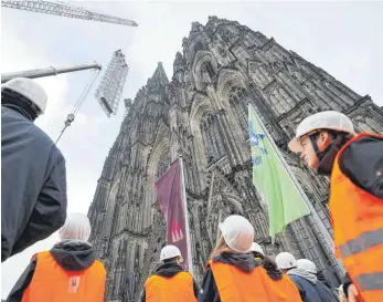  ?? FOTO: OLIVER BERG/DPA ?? Erstmals seit zehn Jahren ist die Westfassad­e des Kölner Doms ohne Baugerüst zu sehen.