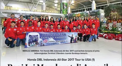  ??  ?? MENUJU AMERIKA: Tim Honda DBL Indonesia All-Star 2017 saat berfoto bersama di pintu keberangka­tan Terminal 2 Bandara Juanda Surabaya kemarin.