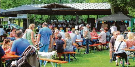  ?? Fotos: Alexander Millauer ?? Auch vom unbeständi­gen Wetter ließen sich die Gäste des Dillikat Festivals gestern nicht abhalten. Am Nachmittag, als sich die Regenwolke­n wieder etwas verzogen hatten, war im Taxispark einiges los.