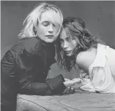  ??  ?? Isabelle Huppert ed Emmanuelle Béart (foto di Kate Barry)