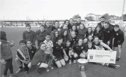  ?? Fotos: Iñaki Porto ?? La plantilla y el cuerpo técnico del Mulier celebra el título.