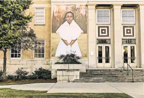  ?? FOTOGRAFÍA­S POR WILLIAM WIDMER PARA THE NEW YORK TIMES ?? Newnan, Georgia, instaló 17 retratos gigantes en el centro. Reflejan cómo la inmigració­n ha cambiado la sociedad de EU.