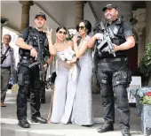  ?? PICTURE: EPA-EFE/AFRICAN NEWS AGENCY (ANA) ?? Excited fans pose with police officers in Windsor.