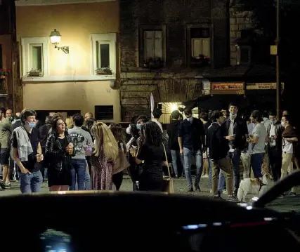  ??  ?? Trastevere
Gruppi di giovani come di consueto si incontrano la sera in piazza Trilussa