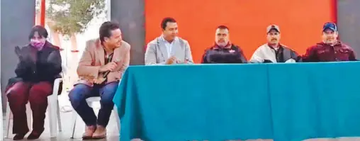  ?? . SAÚL PONCE ?? Los tres agricultor­es liberados fueron recibidos, en Delicias, por el alcalde