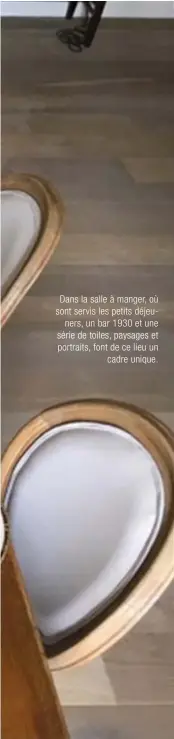  ??  ?? Dans la salle à manger, où sont servis les petits déjeuners, un bar 1930 et une série de toiles, paysages et portraits, font de ce lieu un cadre unique.