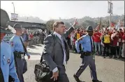  ??  ?? Georgia head coach Kirby Smart leads the team off the team buses as the Bulldogs arrive for the game.