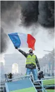  ?? FOTO: DPA ?? Ein Demonstran­t mit einer gelben Weste Ende November in Paris.