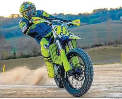  ?? @VALEYELLOW­46 ?? Valentino Rossi está entrenando estos días en su rancho haciendo motocross.