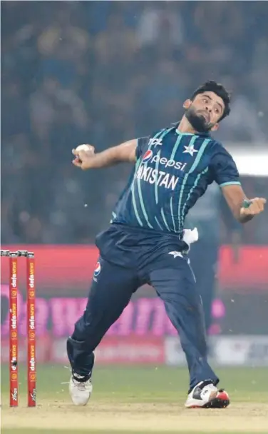  ?? Ag ence France-presse ?? Pakistan’s Aamer Jamal in action during their fifth T20 match against England in Lahore.