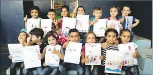  ?? Entrecultu­ras ?? Algunos alumnos de Hanna Khoury enseñan sus dibujos