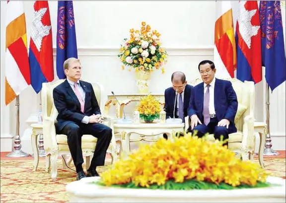  ?? HUN SEN’S FACEBOOK PAGE ?? US Ambassador to Cambodia Patrick Murphy (left) meets with Prime Minister Hun Sen on Wednesday.