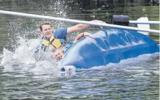  ?? FOTO: THOMAS WARNACK ?? Ab ins kalte Wasser: Aber diesem Team vergeht das Lachen trotzdem nicht.