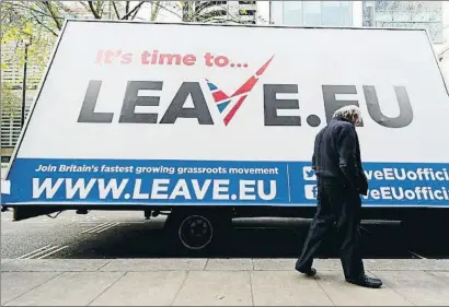  ?? LEON NEAL / AFP ?? Un cartel publicitar­io a favor de la salida del Reino Unido de la Unión Europea