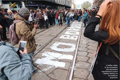  ??  ?? A Milan, Italie, le 16 novembre, des étudiants manifesten­t contre Matteo Salvini et sa coalition populiste