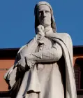  ??  ?? La statua Dante in piazza dei Signori