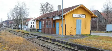  ??  ?? Am Bahnhof müsste Langenneuf­nach einiges investiere­n, sagt Bürgermeis­ter Josef Böck, doch die Chancen und Vorteile würden überwiegen.
Foto: Karin Marz