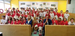  ?? Ieri e oggi ?? Nella foto grande una foto d’epoca Sopra, da sinistra Cino Tortorella con Topo Gigio e il cast e il coro di oggi