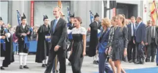  ?? // EFE ?? FELICIDAD
Los Reyes, la Princesa de Asturias, la Infanta Sofía y la Reina Sofía mostraron durante toda la ceremonia su simpatía y su felicidad