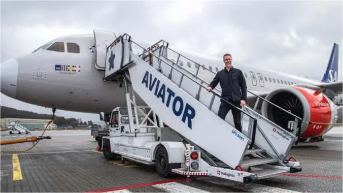  ?? FOTO: TORMOD FLEM VEGGE ?? Christian Justnes på vei inn i et Sas-fly på Kjevik som skal frakte ham til hovedstade­n.