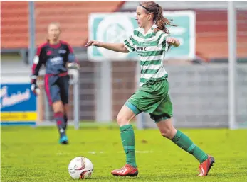  ?? FOTO: VOLKER STROHMAIER ?? Die B-Juniorinne­n des SV Alberweile­r erkämpften sich gegen den FC Bayern München ein 0:0 und bleiben in der Tabelle Dritter.