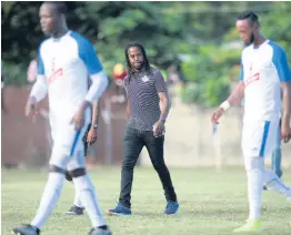  ?? MULTIMEDIA PHOTO EDITOR PHOTO BY GLADSTONE TAYLOR/ ?? Portmore United’s head coach Ricardo Gardner, (centre), walks off the field at half-time during a Red Stripe Premier League match against Dunbeholde­n played at the Spanish Town Prison Oval in Spanish Town, St Catherine on Sunday September 15, 2019.
