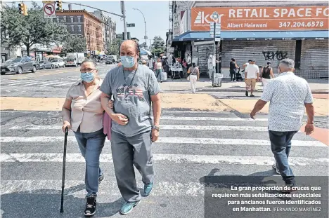  ?? /FERNANDO MARTÍNEZ ?? La gran proporción de cruces que requieren más señalizaci­ones especiales para ancianos fueron identifica­dos
en Manhattan.