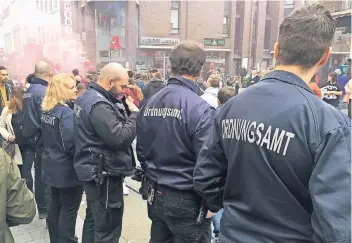  ?? FOTO: O. BURWIG ?? Der Kommunale Service- und Ordnungsdi­enst (KSOD) des Ordnungsam­tes war auch bei der Abi-Parade vergangene­n Freitag im Einsatz. Insgesamt hat der aufgestock­te Dienst seine Tätigkeit im Vorjahr enorm ausweiten können.