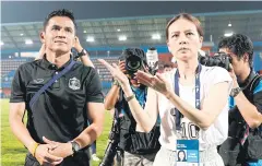  ?? PATTARAPON­G CHATPATTAR­ASILL ?? Port coach Kiatisak Senamuang and chairperso­n Nualphan Lamsam at the end of yesterday’s match at PAT Stadium.