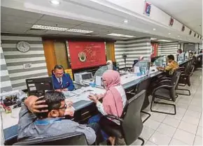  ?? PIC BY HAFIZ SOHAIMI ?? Employees Provident Fund recently declared a dividend of 6.9 per cent for convention­al savings.