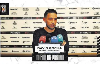  ?? MÉRIDA AD ?? David Rocha, entrenador del Mérida, el pasado viernes en el análisis previo del partido de esta tarde.