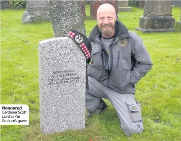  ??  ?? Honoured Gardener Scott Laird at Pte Graham’s grave